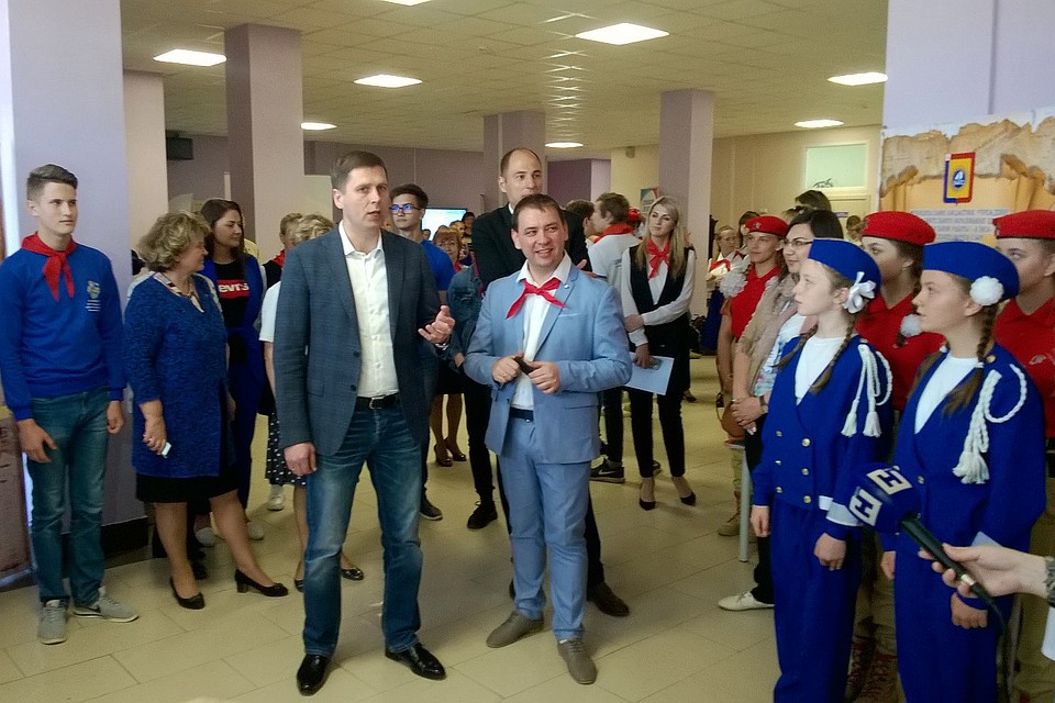 Нагрудные значки ребятам вручил замгубернатора Андрей Гнеушев