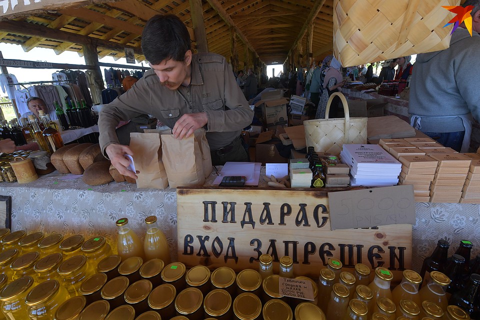 Таблички тоже продаются - по 1000 рублей за штуку Фото: Владимир ВЕЛЕНГУРИН