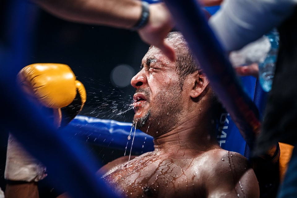 После пятого раунда венесуэлец едва стоял на ногах. Фото: RCC Boxing Promotions