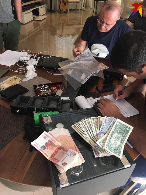 Сначала Сергей Сидаш был растерян, когда к нему в дом нагрянули неожиданные гости, потом собрался и спокойно отвечал на вопросы.