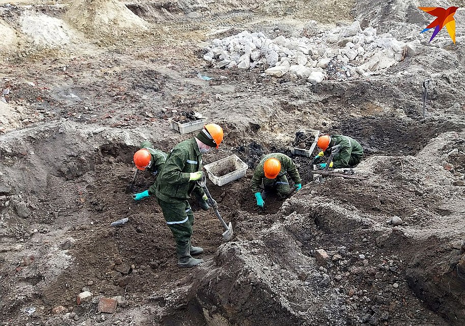 Стройку приостановили ради работы поискового батальона. Фото: Оксана БРОВАЧ