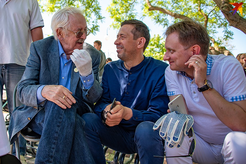 Василий Ливанов и Андрей Мерзликин решили переждать жару под тенью деревьев Фото: Анна САДОВНИКОВА