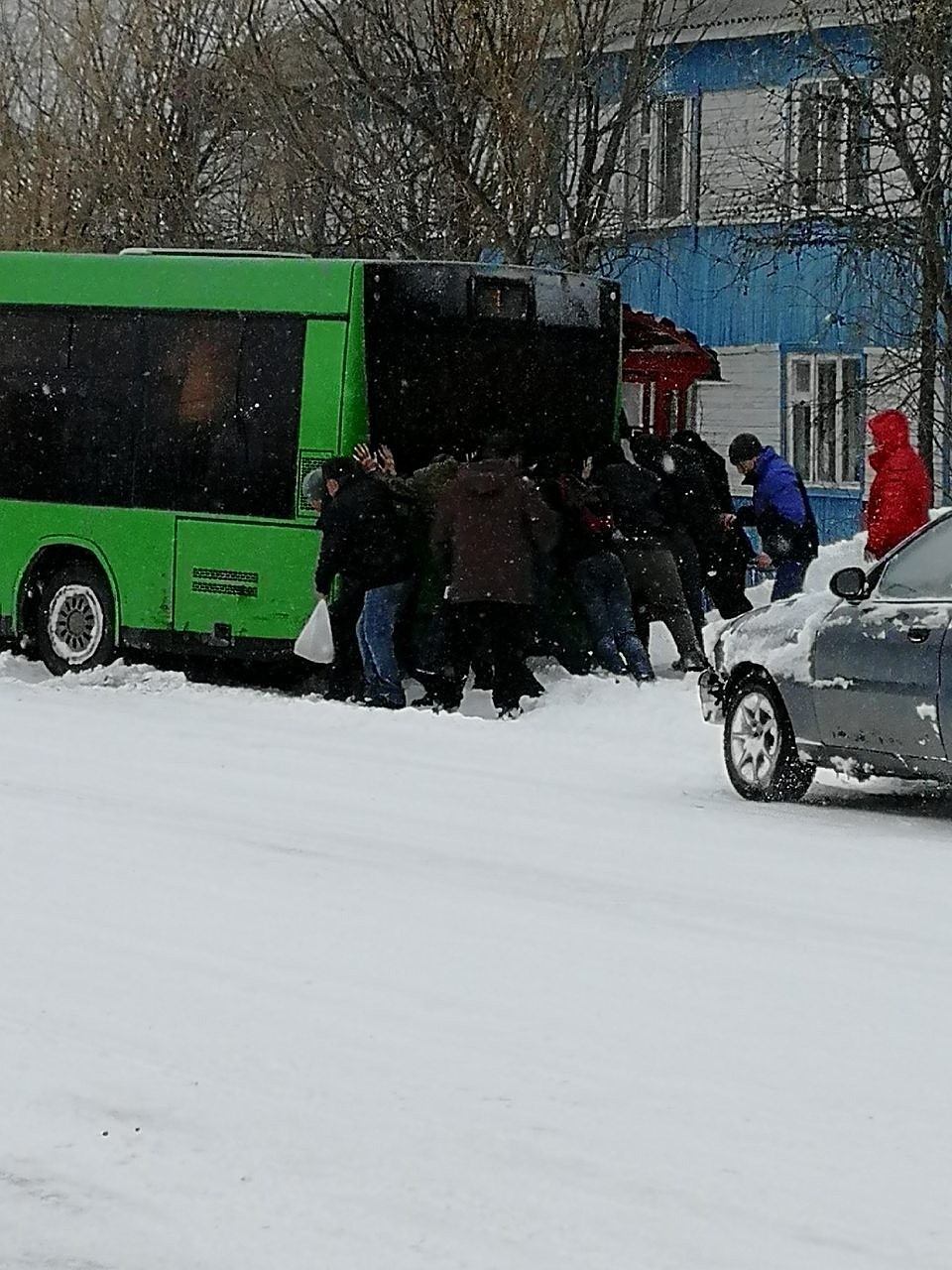 Автобус застрял в снегу. Фото: соцсети
