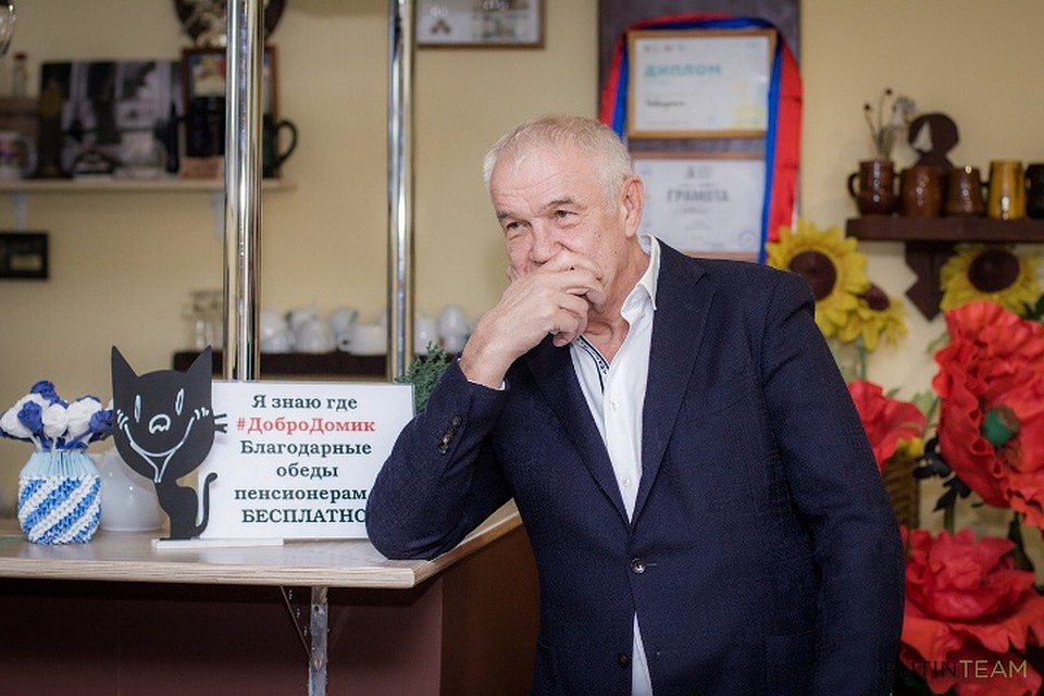 Актер Сергей Гармаш устроил для пенсионеров в "Добродомике" поэтический вечер. Фото: Личная страница героя публикации в соцсети