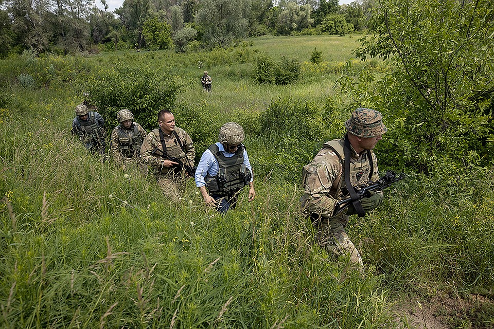 Верховный главнокомандующий в тот день побывал в городе Счастье и на передовой в Станице Луганской Фото: REUTERS