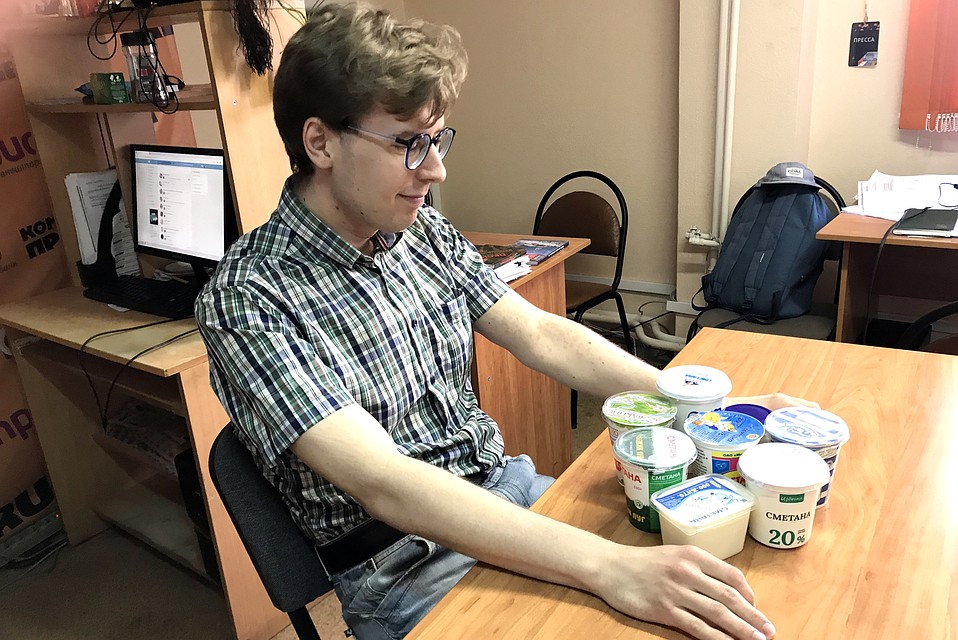 Самый молодой сотрудник невольно определил "проигравшего". Фото: Павел АВЕРИН
