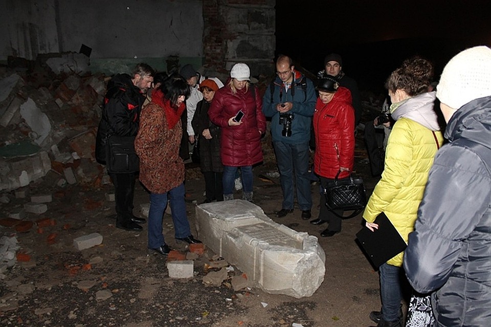 Могильная плита, найденная вблизи храма в 2015 году. Фото: Станислав ШЕВЧЕНКО