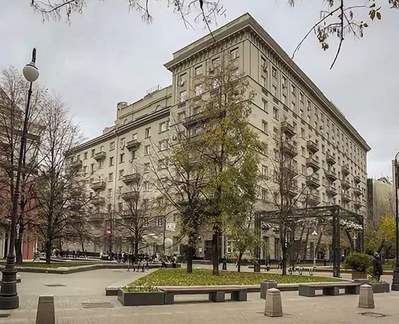 Гонорары от тиражей позволили будущему министру культуры переехать в Дом писателей в Лаврушинском переулке.