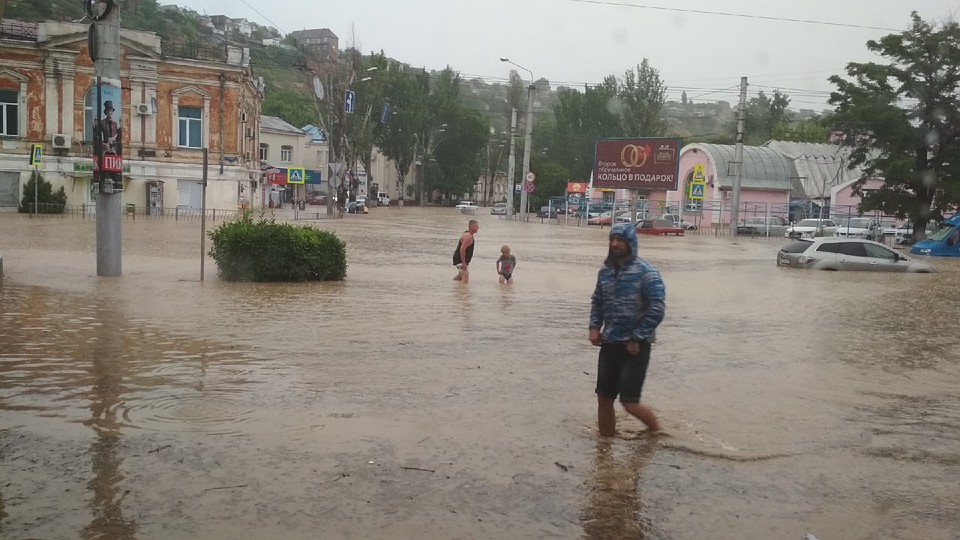 Окрестности автовокзала под водой Фото: Анна МЕЛЬНИКОВА