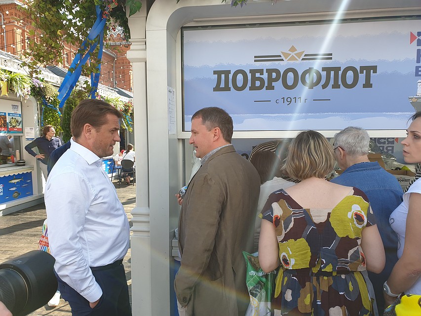Очередь в рыбный павильон "Доброфлота" не помешала серьезному разговору о прогнозах по добыче иваси. Автор фото: Семен ГОРСКИЙ