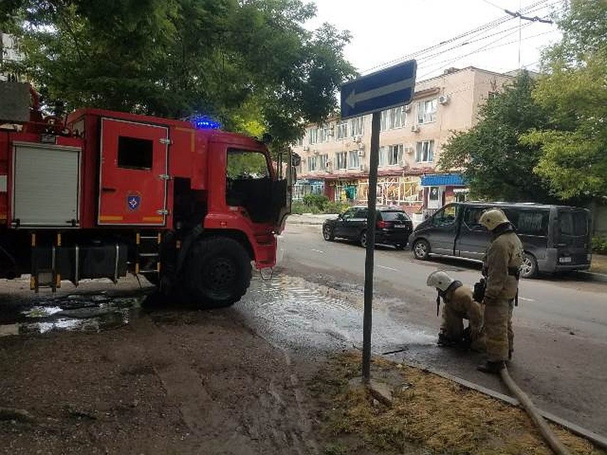 Спасатели продолжают откачивать воду. Фото: пресс-служба ГУ МЧС России по Севастополю