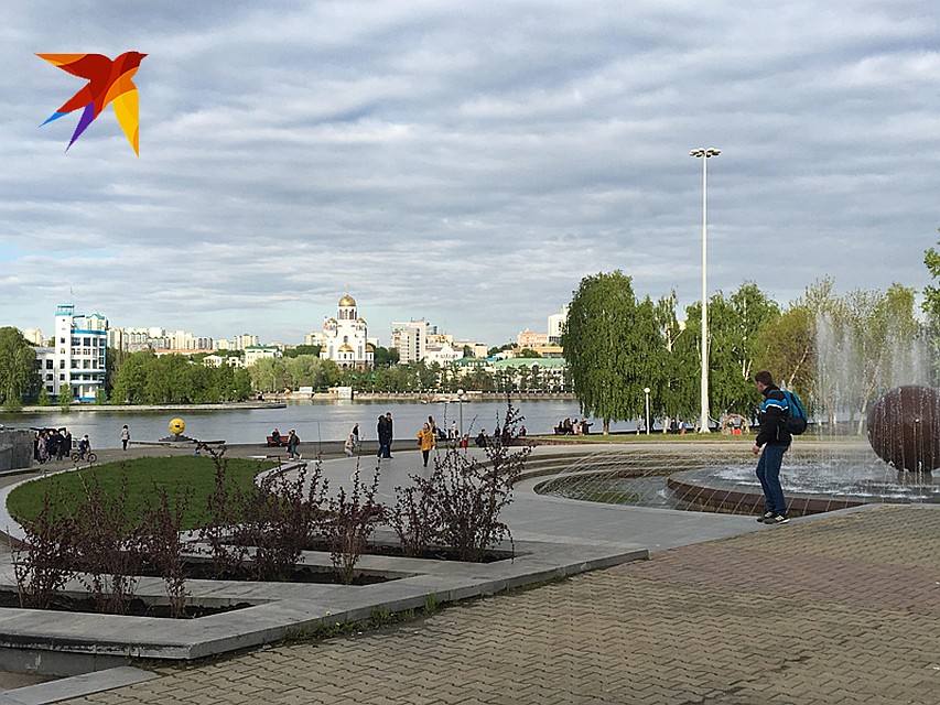 Все, с кем я разговариваю в сквере, улыбаются. Фото: Ульяна СКОЙБЕДА
