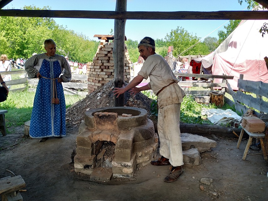 Гончар объяснил как строились печки Фото: Вера ЦЫГАНКОВА