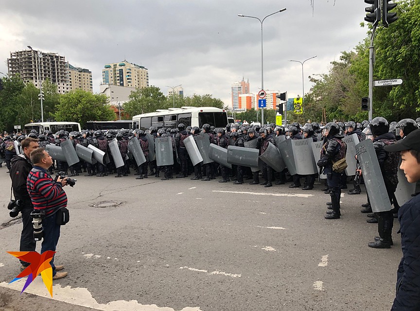 Попытка смять протестующих с ходу не удалась Фото: Александр ГРИШИН