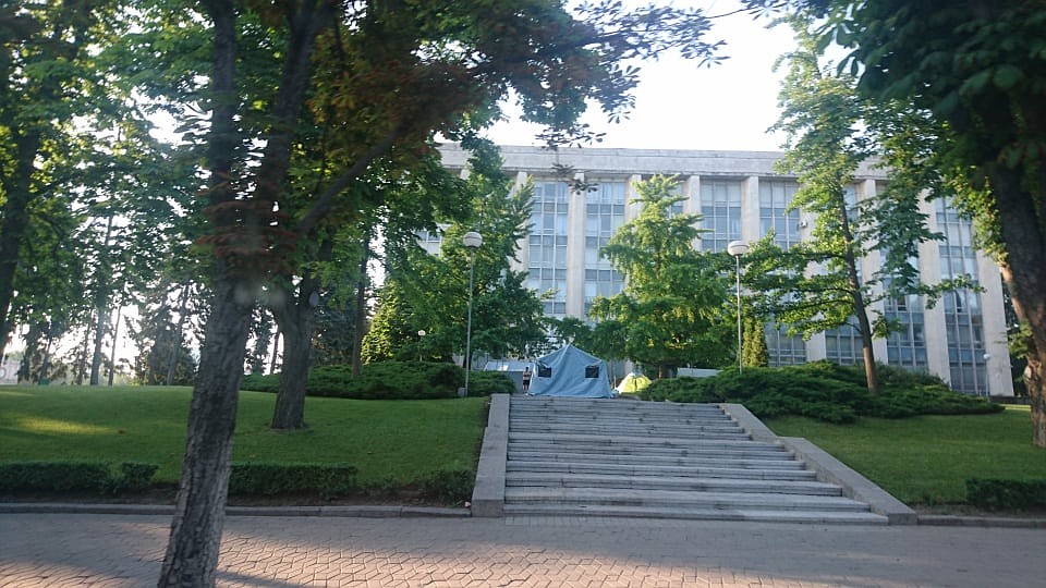 У здания правительства с утра в понедельник - пускают только "своих".