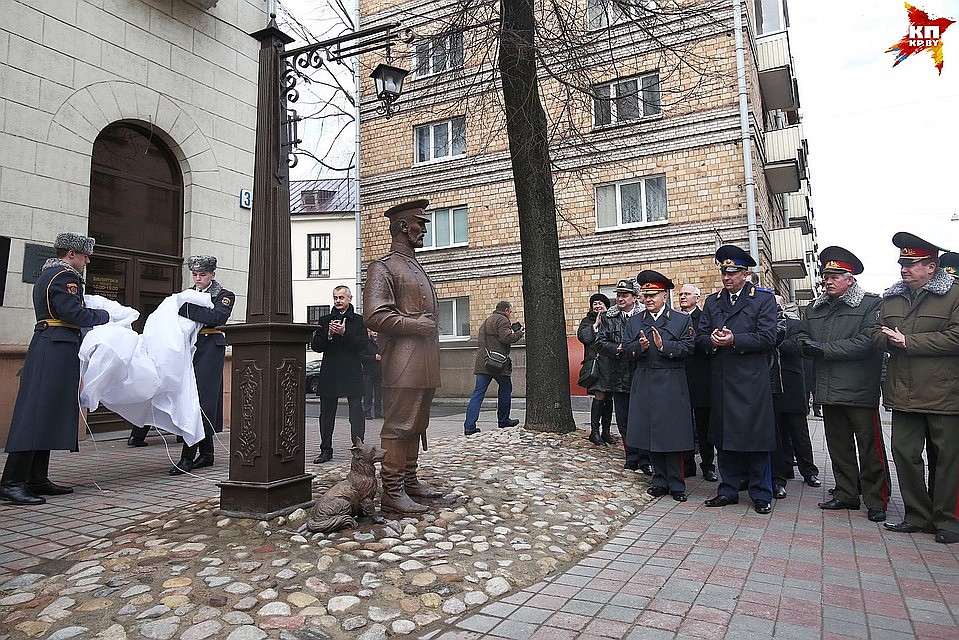 Скульптуру открыли в честь 100-летия белорусской милиции Фото: Павел МАРТИНЧИК
