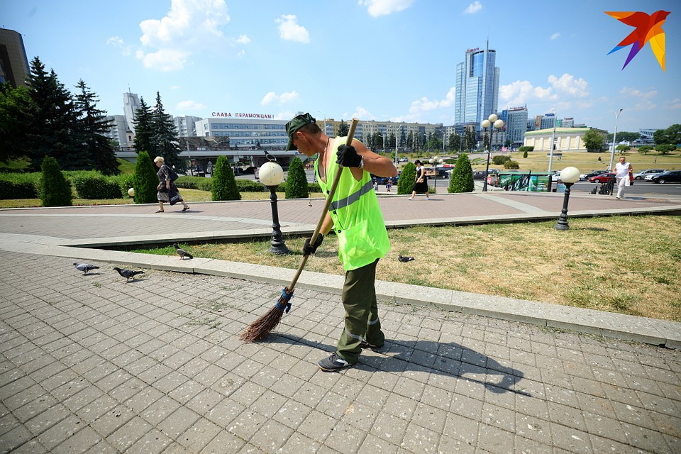 Тяжелее всего жару переносить тем, кто работает на улице. Фото: Святослав ЗОРКИЙ