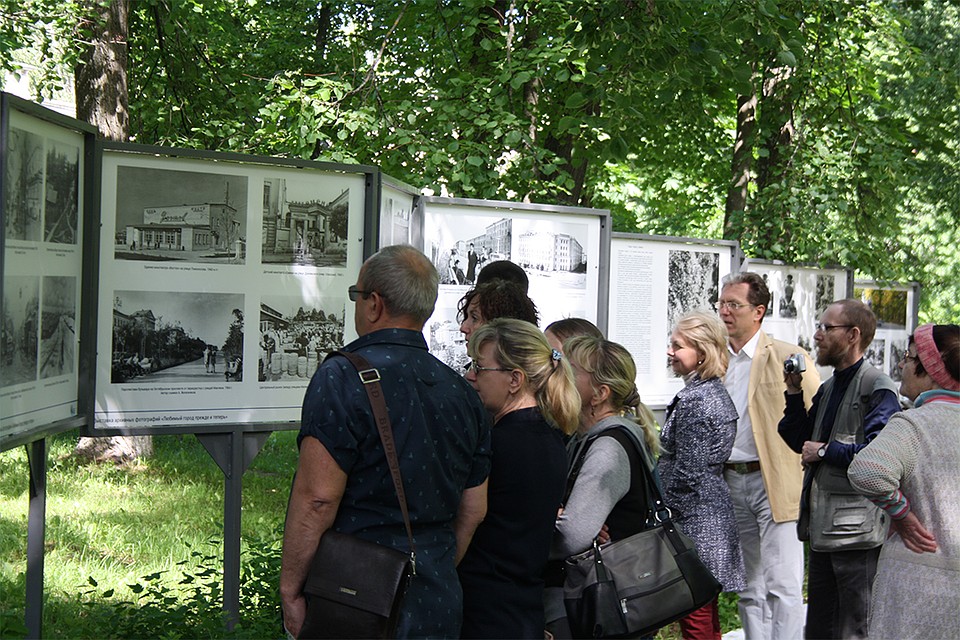 В парка Аполло кировчане разглядывали фотографии старого города и сравнивали с современными видами Фото: Елизавета Захарова
