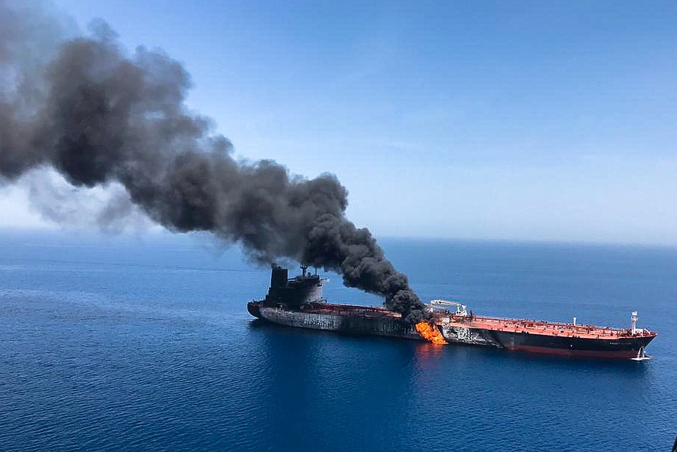 Пожар на нефтеналивном танкере в Персидском заливе, 13 июня 2019 г. Фото: REUTERS
