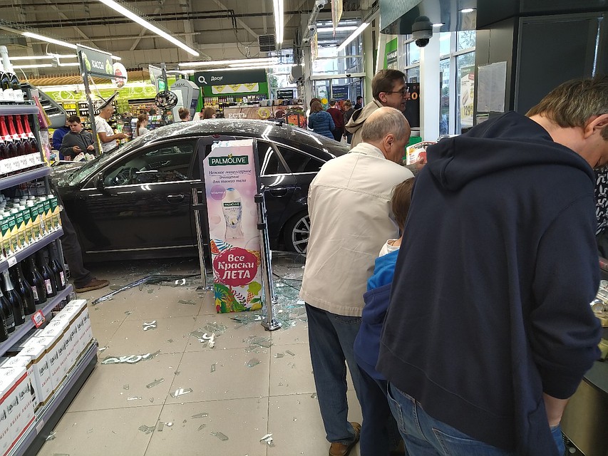 Водитель въехал в кассу Фото: ДТП и ЧП Петербурга