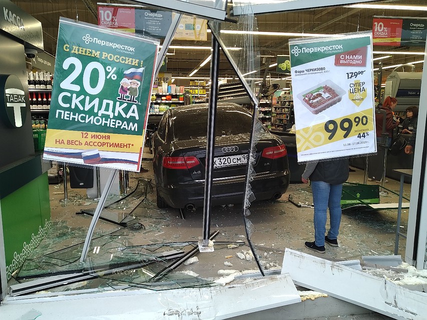 Пользователи шутят, что водителя привлек фарш по скидкам Фото: ДТП и ЧП Петербурга