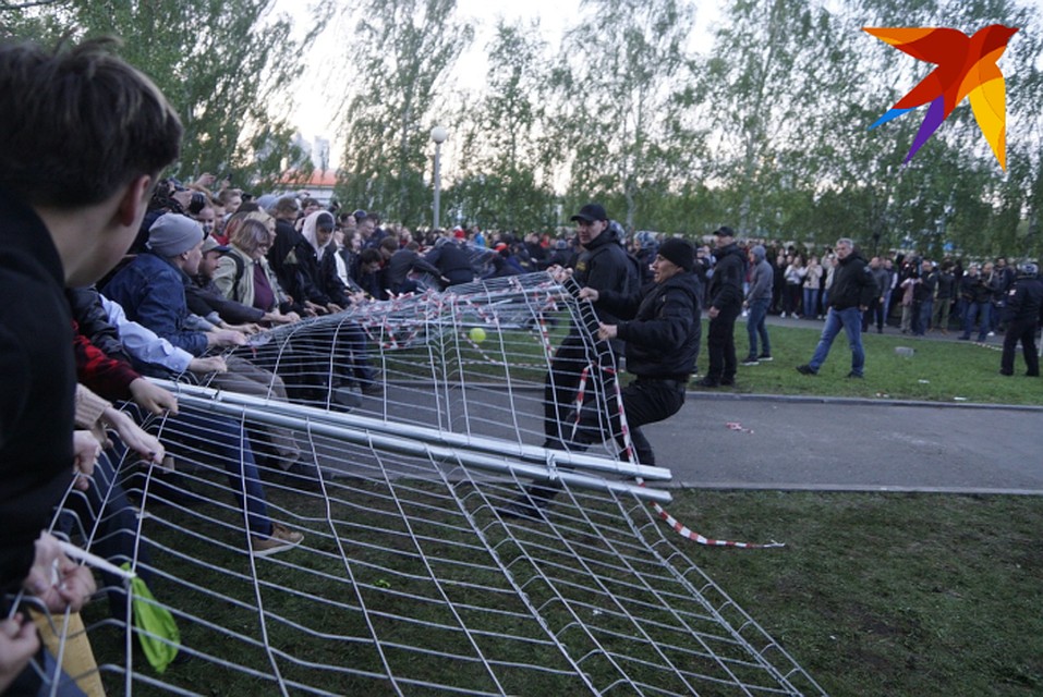 В первый же день протестующие уронили забор, огораживающий сквер. Фото: Алексей БУЛАТОВ