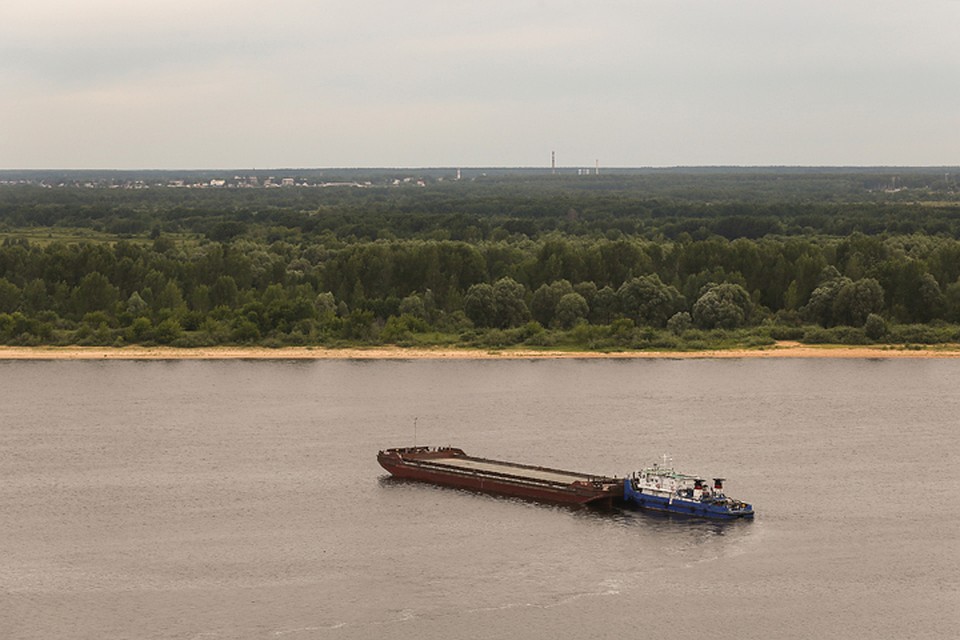 Сухогрузам порой приходится сутками ждать сброса воды Фото: Анастасия МАКАРЫЧЕВА