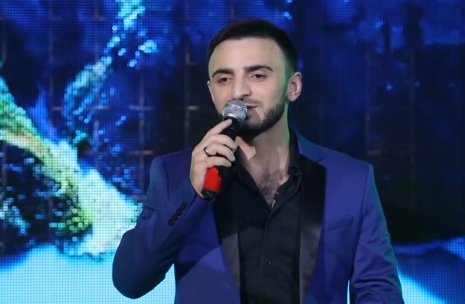 Ризван Алиев во время выступления. Фото: кадр видео Youtube