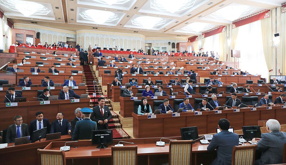 Парламент большинством голосов поддержал постановление депутатской комиссии. Фото: kenesh.kg