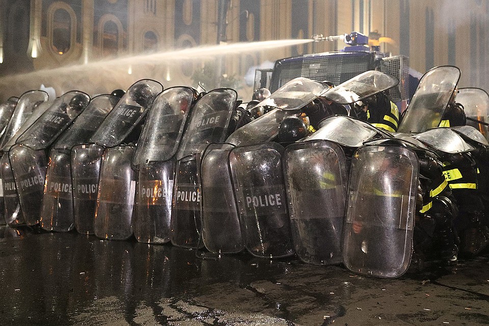 Полиция применила для разгона собравшихся водомёты. Фото: REUTERS