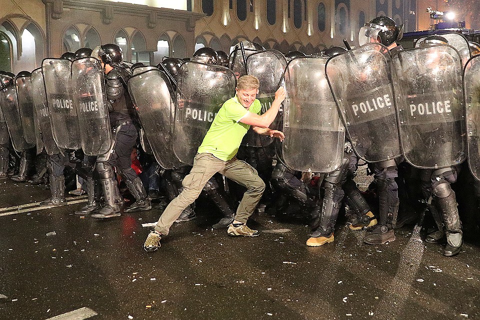Безуспешная попытка прорвать полицейское оцепление. Фото: REUTERS