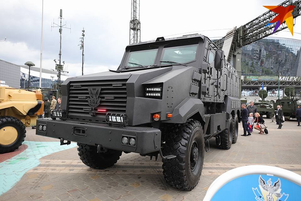 Огромный бронированный автомобиль-монстр с названием «Защитник», вероятно. впервые покажут на параде на День Независимости. Фото: Святослав ЗОРКИЙ