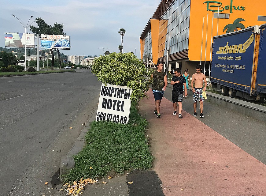 Объявления на русском в Батуми. Нашего брата здесь любят и ждут. Фото: Владимир ВОРСОБИН