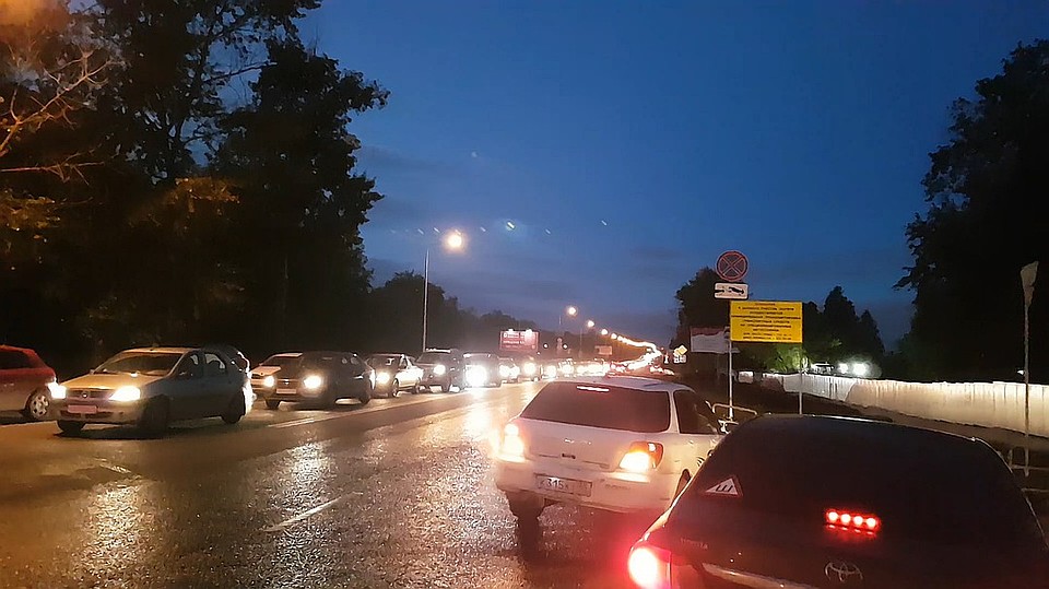 На обочине авто стоят прямо под запрещающим знаком, а на проезжей части - пробка.