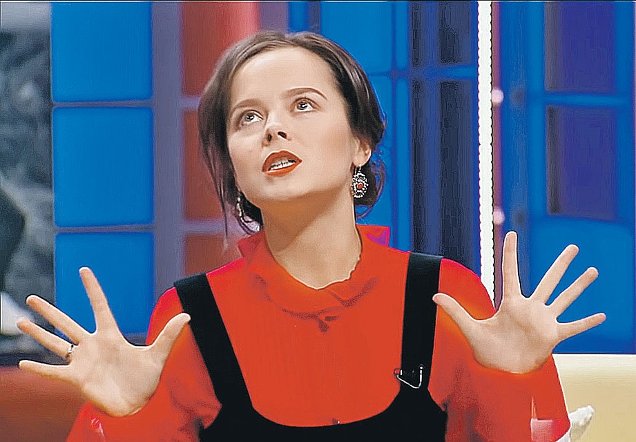 Комедийная актриса Наталья Медведева давно не участвует в шоу Comedy Woman, но по-прежнему получает за былую карьеру на орехи. Фото: Первый канал
