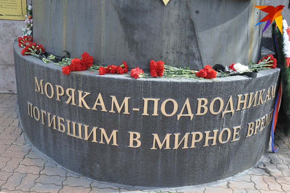 Цветов на мемориале совсем немного, но, возможно, ближе к вечеру станет больше. Фото: Екатерина КОНОТОП