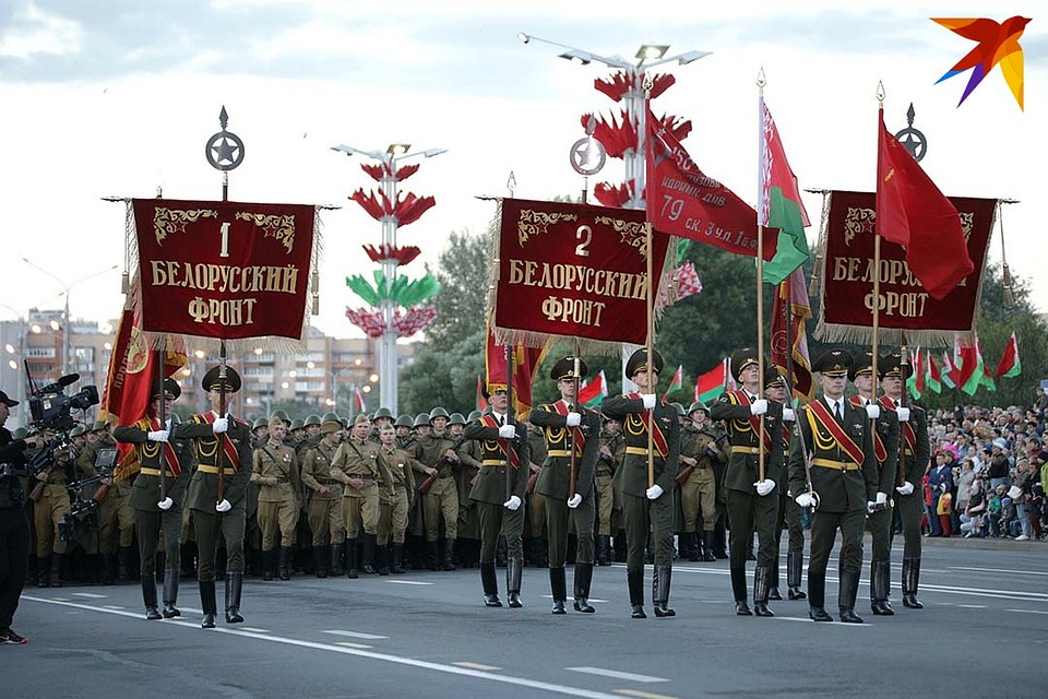 Впервые парад прошел не утром, а вечером. Фото: Павел МАРТИНЧИК