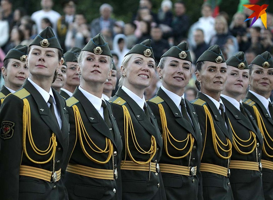 Девушки в форме смотрятся эффектно. Фото: Павел МАРТИНЧИК
