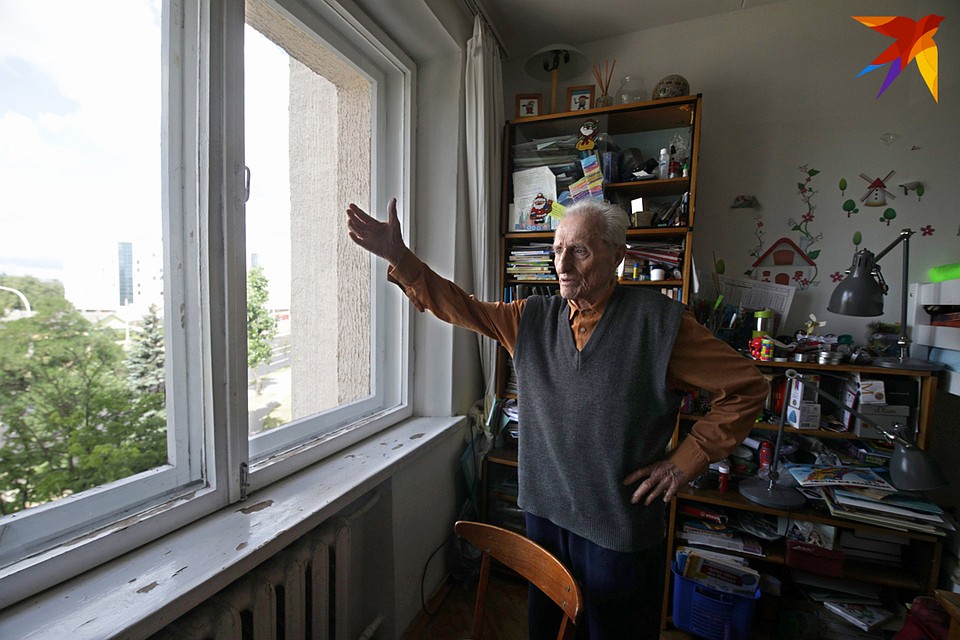 Окна в квартире пенсионера Сергея Головейко тоже пострадали. Фото: Павел МАРТИНЧИК
