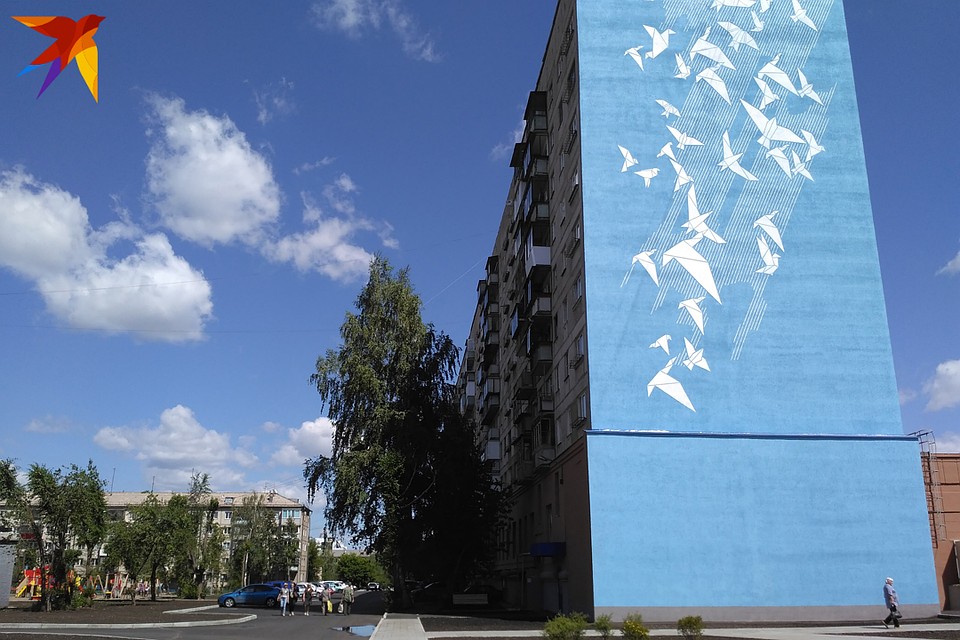 На торцах разделенной на две части многоэтажки уличные художники нарисовали граффити. Фото: Ульяна ШЕВЧЕНКО