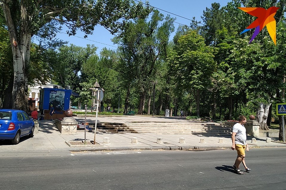 В Соборный парк не так-то легко попасть многим Фото: Наталья СИНЯВСКАЯ