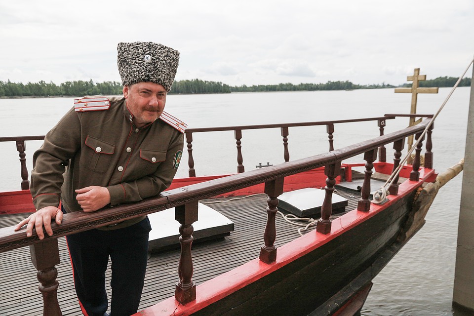 Струг "Атаман Ермак" присоединился к Крестному ходу Фото: Олег УКЛАДОВ