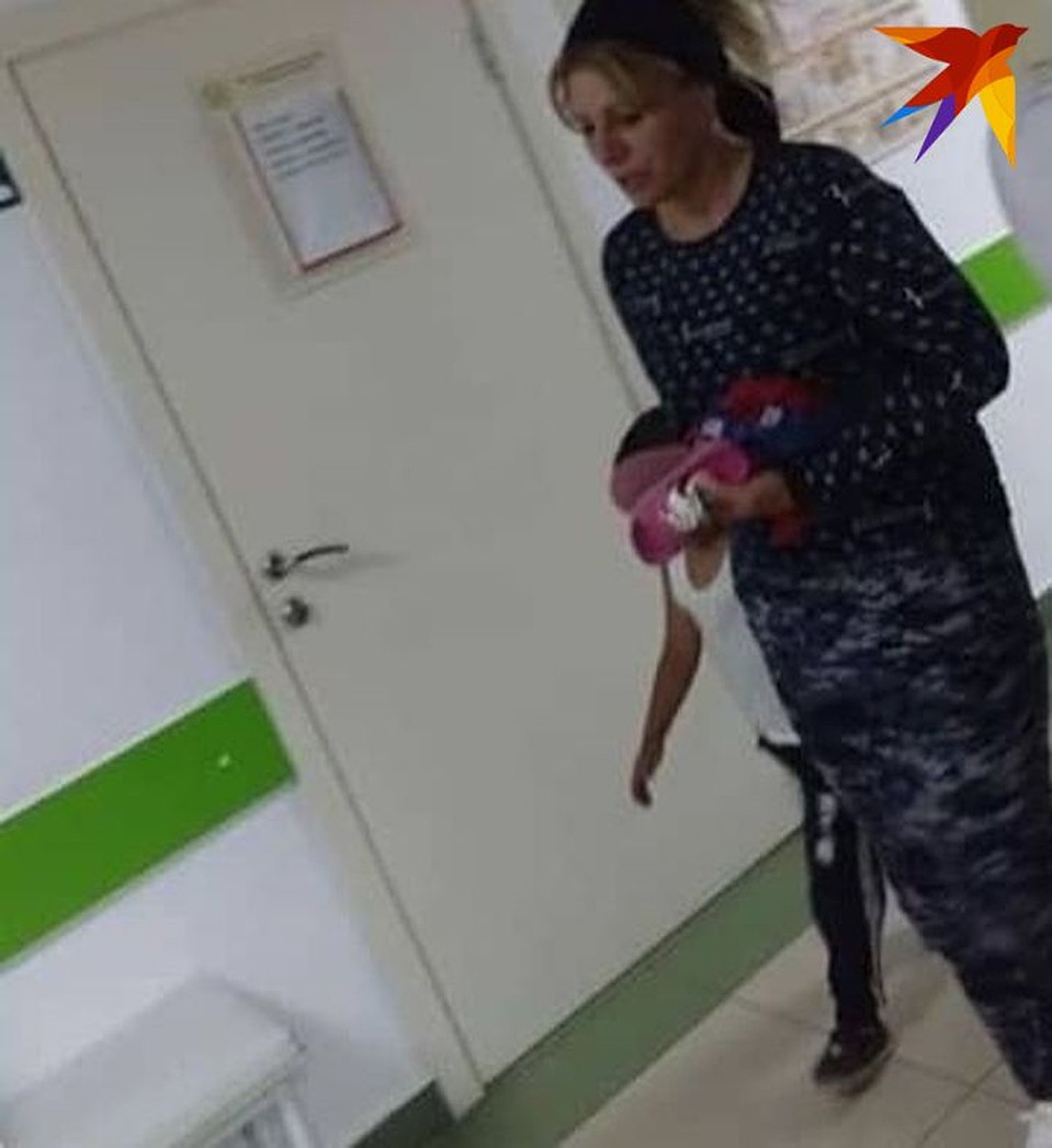 Мака ведет ребенка по коридору больницы.