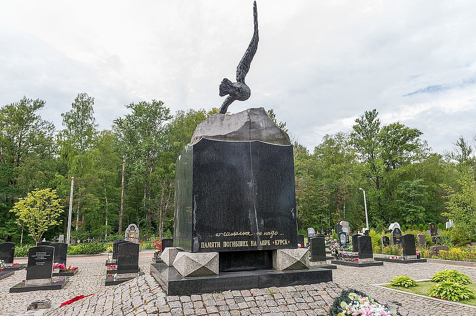 Подводников похоронят рядом с мемориалом "Курск" Фото: Олег ЗОЛОТО