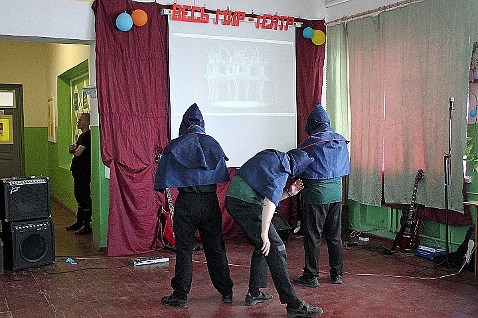 Осуждённые подготовили концертную программу под названием "Весь мир - театр" Фото: Евгения ГРЕБЕЛКИНА