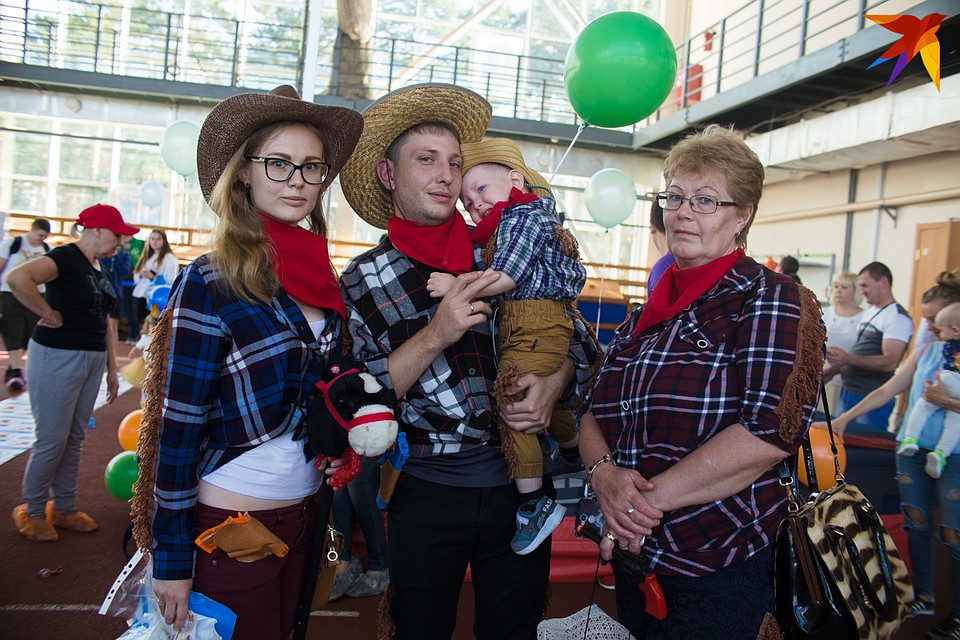 Новосельцевы нарядились в ковбоев. Даже «лошадь» отыскали. Фото: Валентина ВАГАНОВА