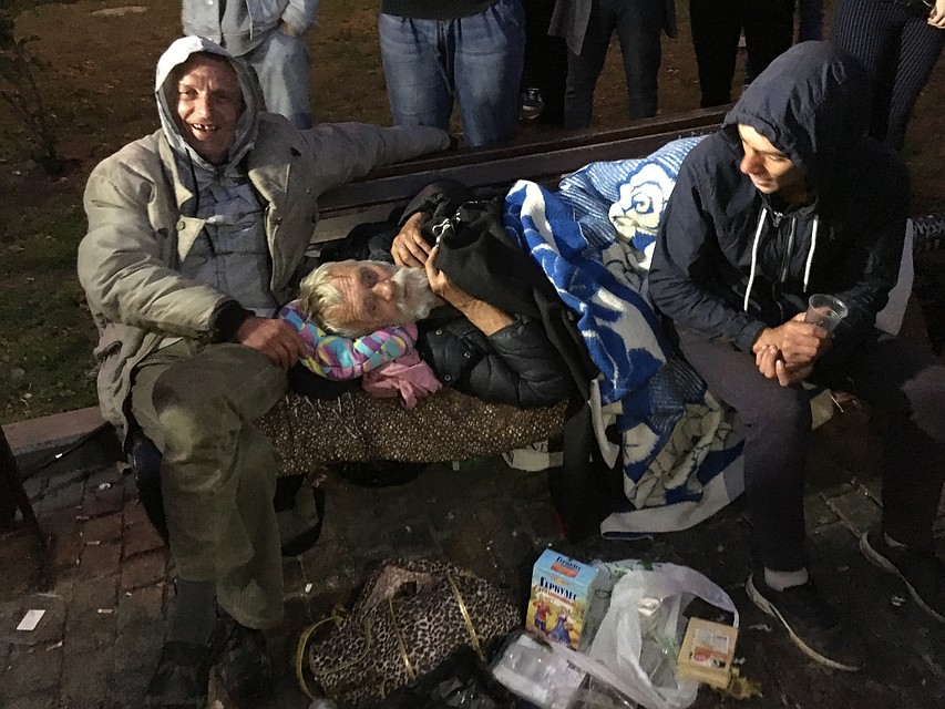 Компания бомжей облюбовала одну из скамеечек Фото: Павел КЛОКОВ