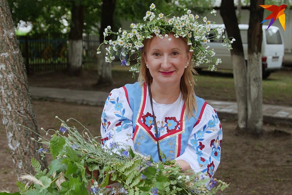 Милые продавщицы венков еще и погадали на судьбу Фото: Микита НЕДАВЕРКОВ