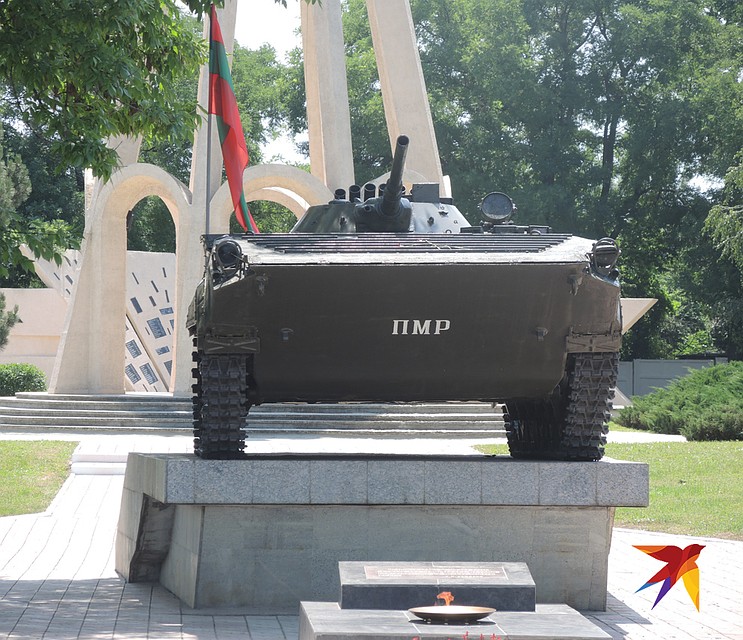 Танк ПМР (Приднестровская Молдавская Республика) у вечного огня. Фото: Дарья АСЛАМОВА