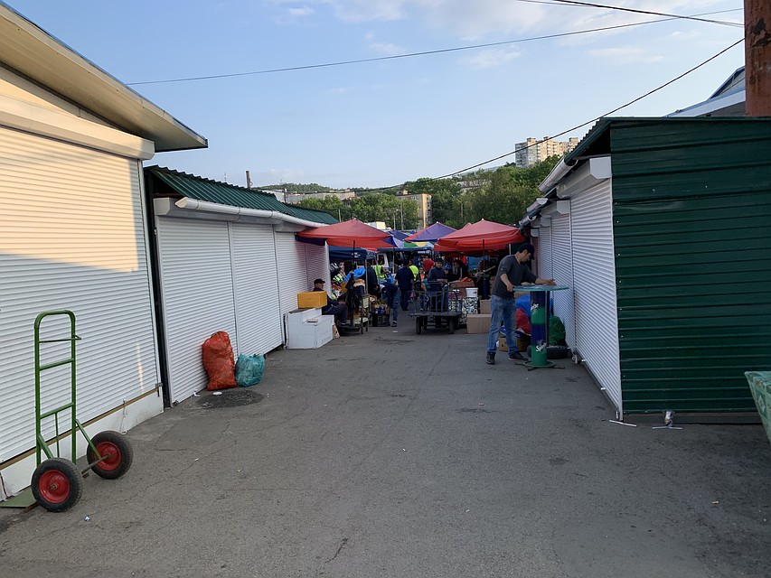 Та самая продуктовая ярмарка, превратившаяся в рынок. Фото: Алексей САМУСЬКОВ